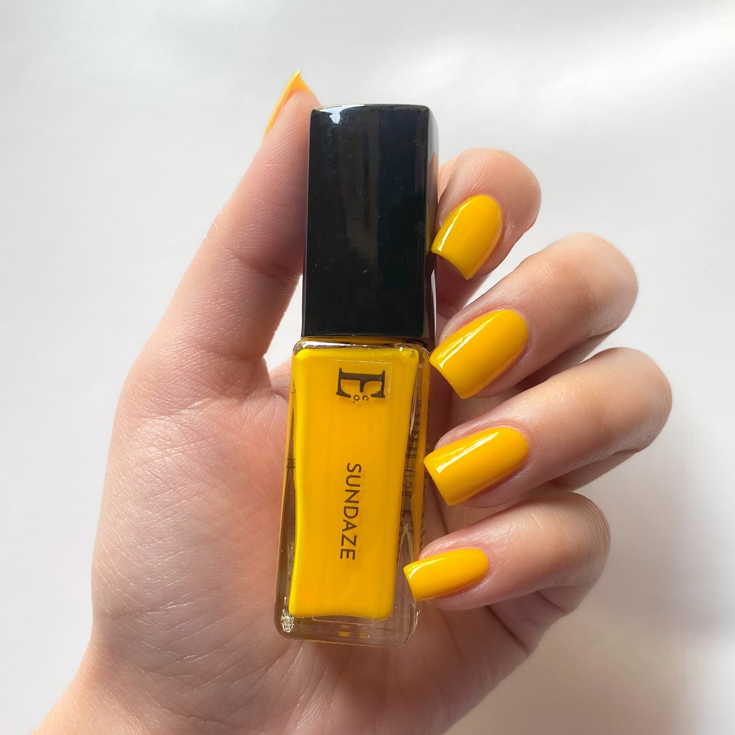 Sundaze Vegan Pop Yellow Nail Polish – Chip-Resistant, Intense Color, Gel-Like Shine, Long-Lasting