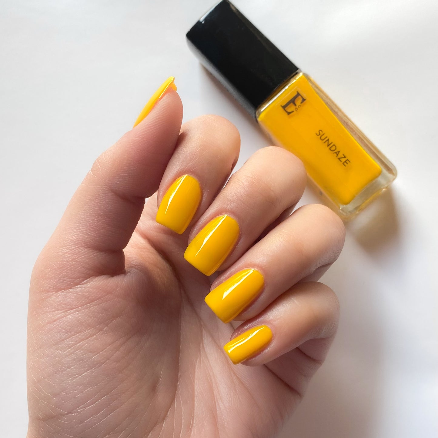 Sundaze Vegan Pop Yellow Nail Polish – Chip-Resistant, Intense Color, Gel-Like Shine, Long-Lasting