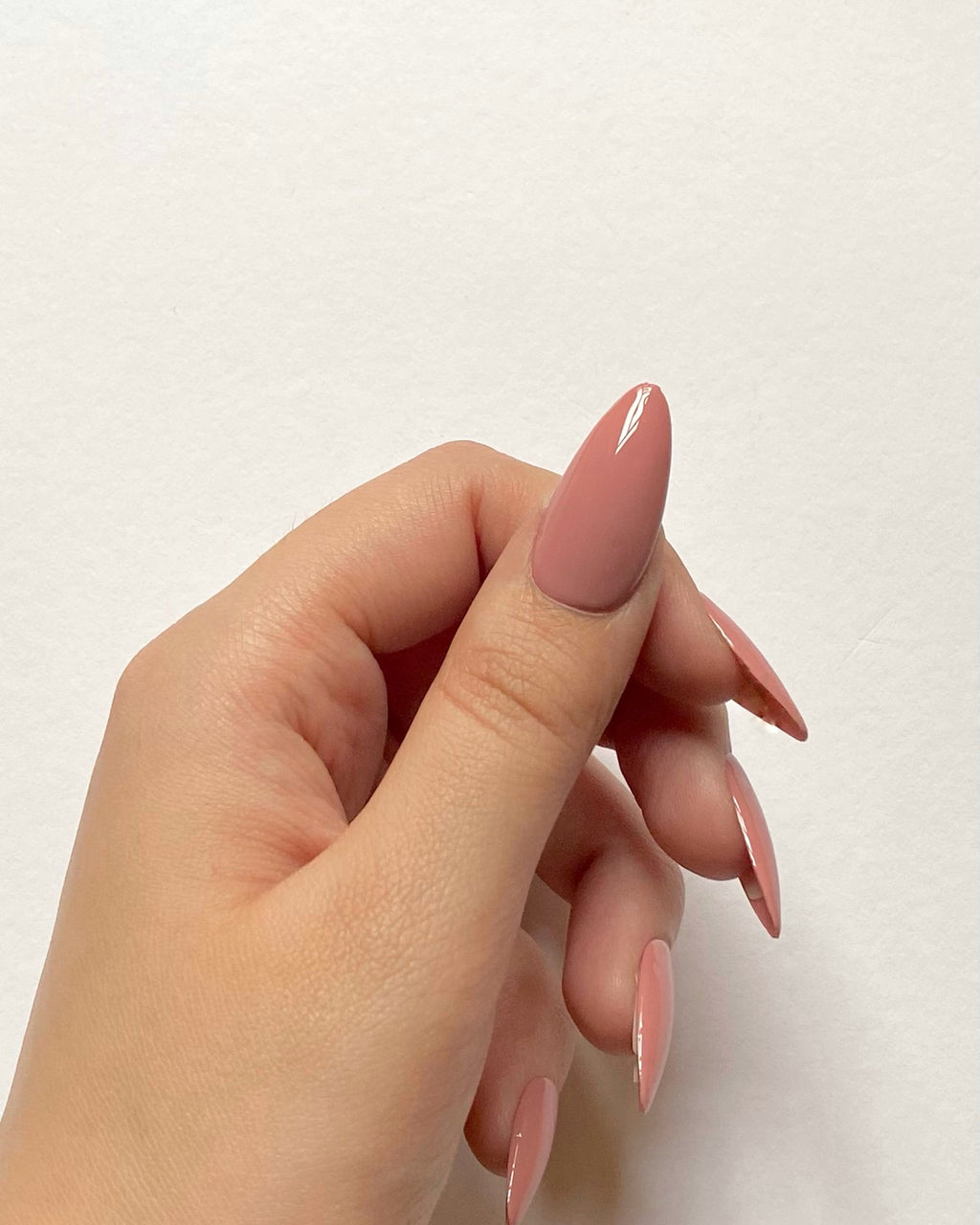 It Girl Gel Polish – Soft Peachy-Pink Shade, Streak-Free Application, Suitable for Natural & Acrylic Nails