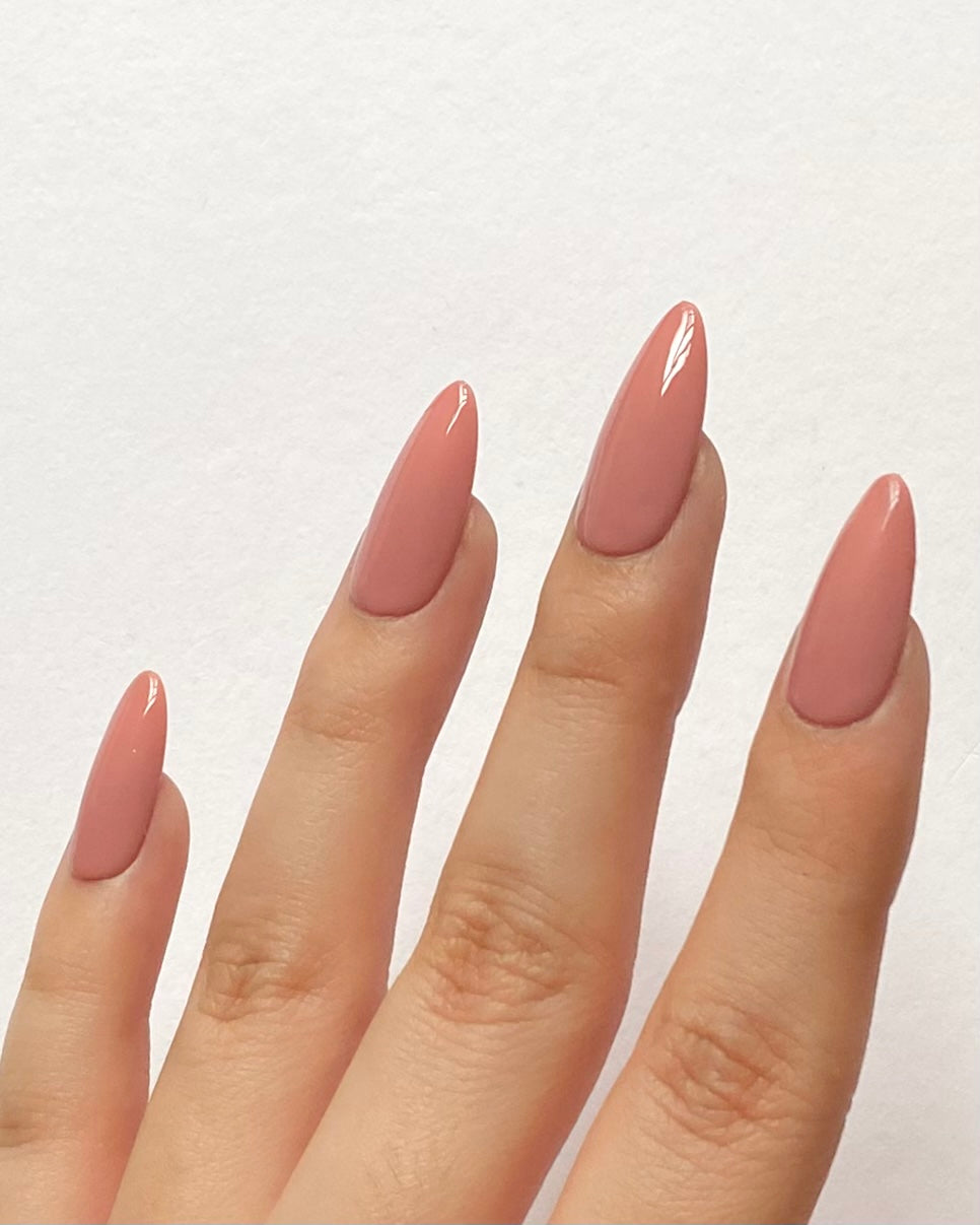 It Girl Gel Polish – Soft Peachy-Pink Shade, Streak-Free Application, Suitable for Natural & Acrylic Nails