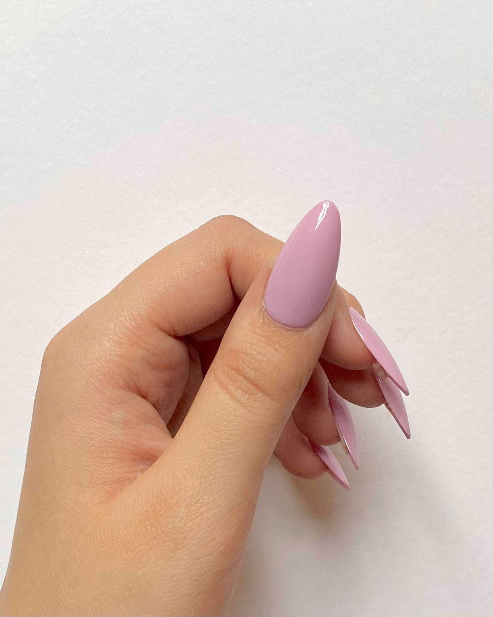 Lavender Aurora Gel Polish – Pastel Purple Shimmer, Streak-Free Application, Long-Lasting, All Nail Types