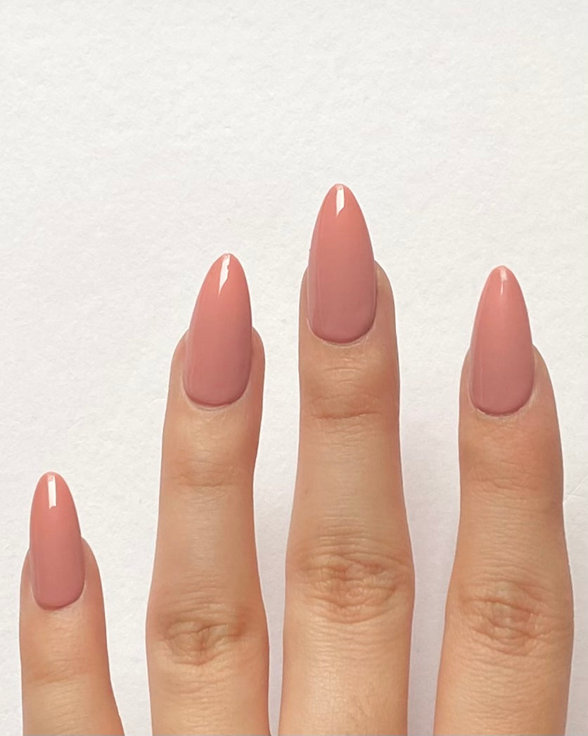 It Girl Gel Polish – Soft Peachy-Pink Shade, Streak-Free Application, Suitable for Natural & Acrylic Nails